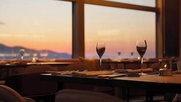 4 restaurants; breakfast, lunch, and dinner served