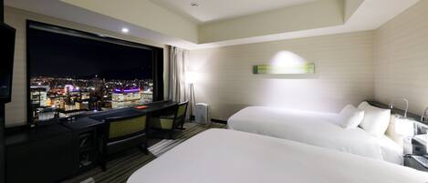 Edredón, minibar, caja de seguridad en la habitación y escritorio