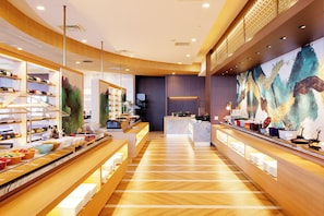 Se ofrece un desayuno bufé (4070 JPY por persona)