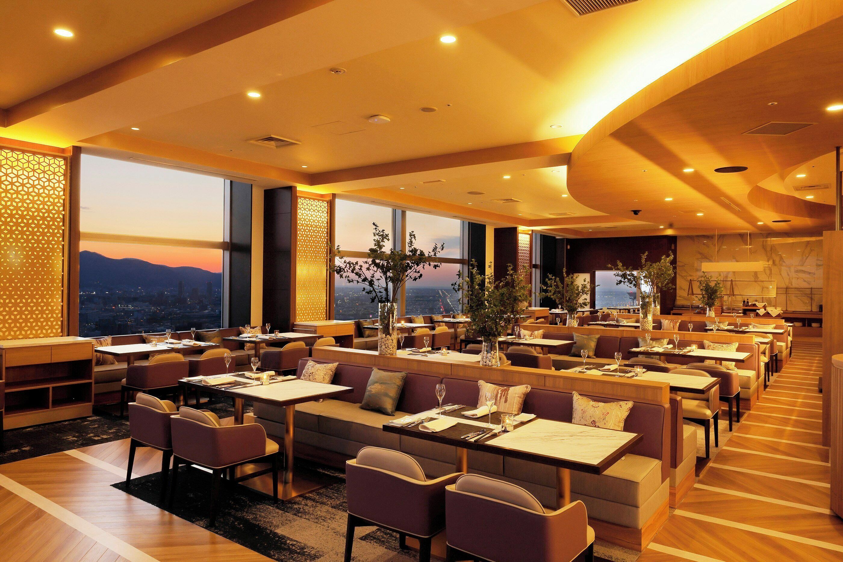 4 restaurants, breakfast served