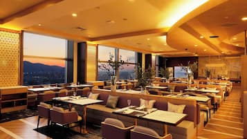 4 restaurants, breakfast served