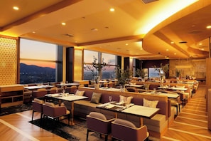 4 restaurants, breakfast served