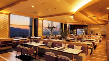 4 restaurants, breakfast served