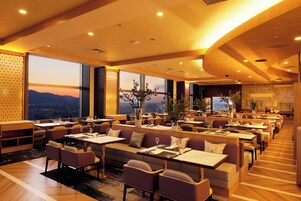 4 restaurants, breakfast served