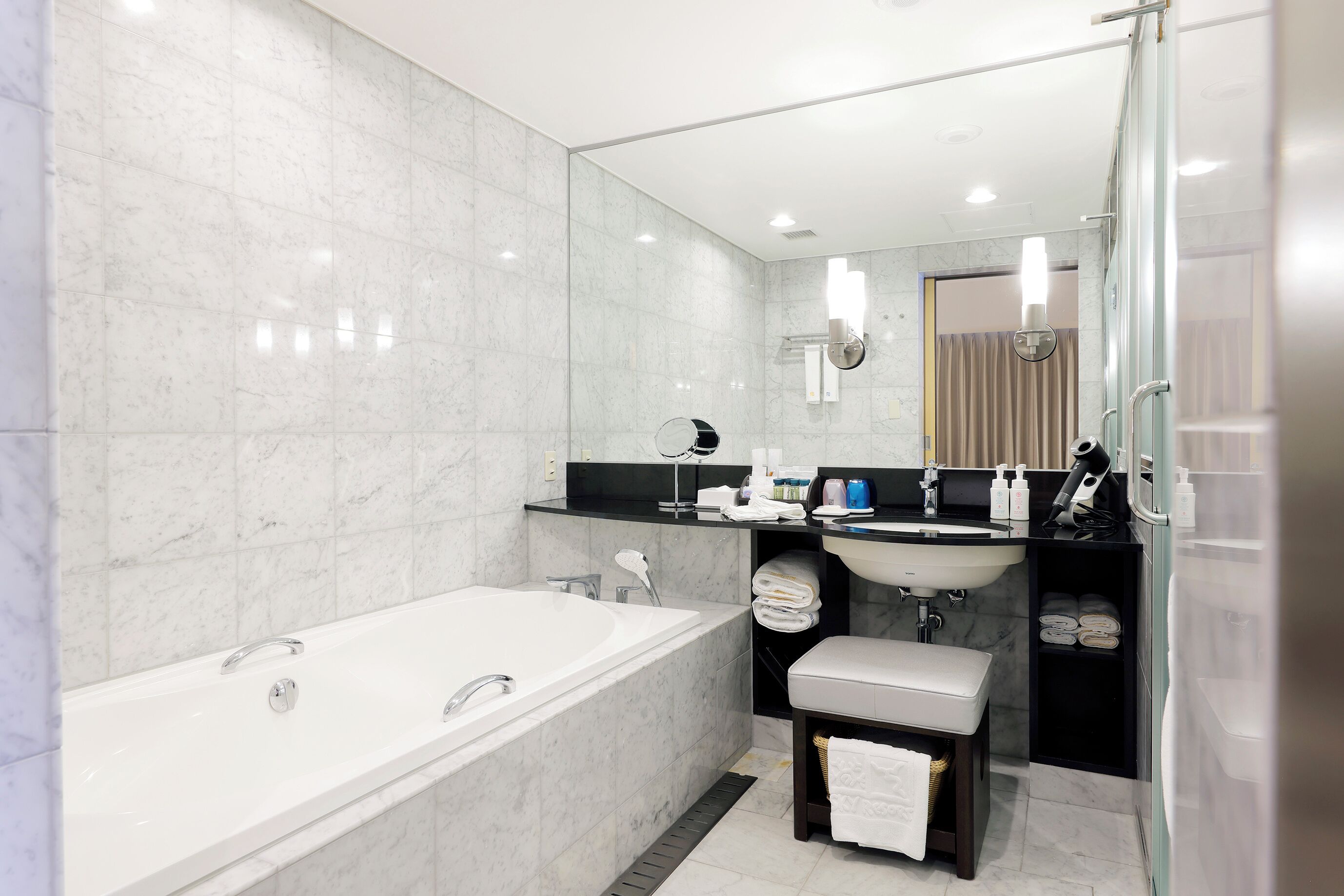 suite, non smoking | bathroom | free toiletries, hair dryer, slippers, bidet