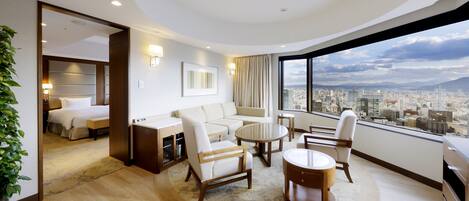 Cubrecamas, minibar, caja de seguridad en la habitación y escritorio