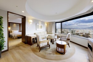 Cubrecamas, minibar, caja de seguridad en la habitación y escritorio