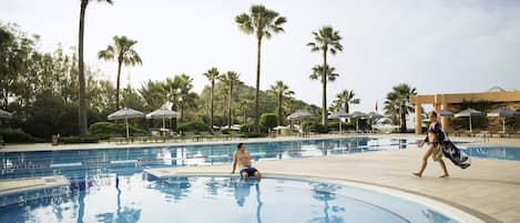 Piscine intérieure, piscine extérieure, parasols, chaises longues