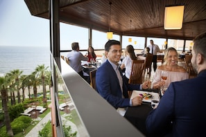 3 restaurants, breakfast served