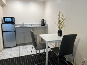 Efficiency | Iron/ironing board, free WiFi, bed sheets - Beachside Resort Motel (Treasure Island)