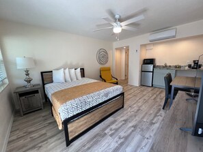 Efficiency | Iron/ironing board, free WiFi, bed sheets - Beachside Resort Motel (Treasure Island)