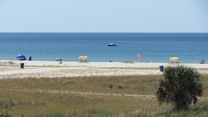 Na praia, areia branca, barracas de praia (sobretaxa), toalhas de praia 