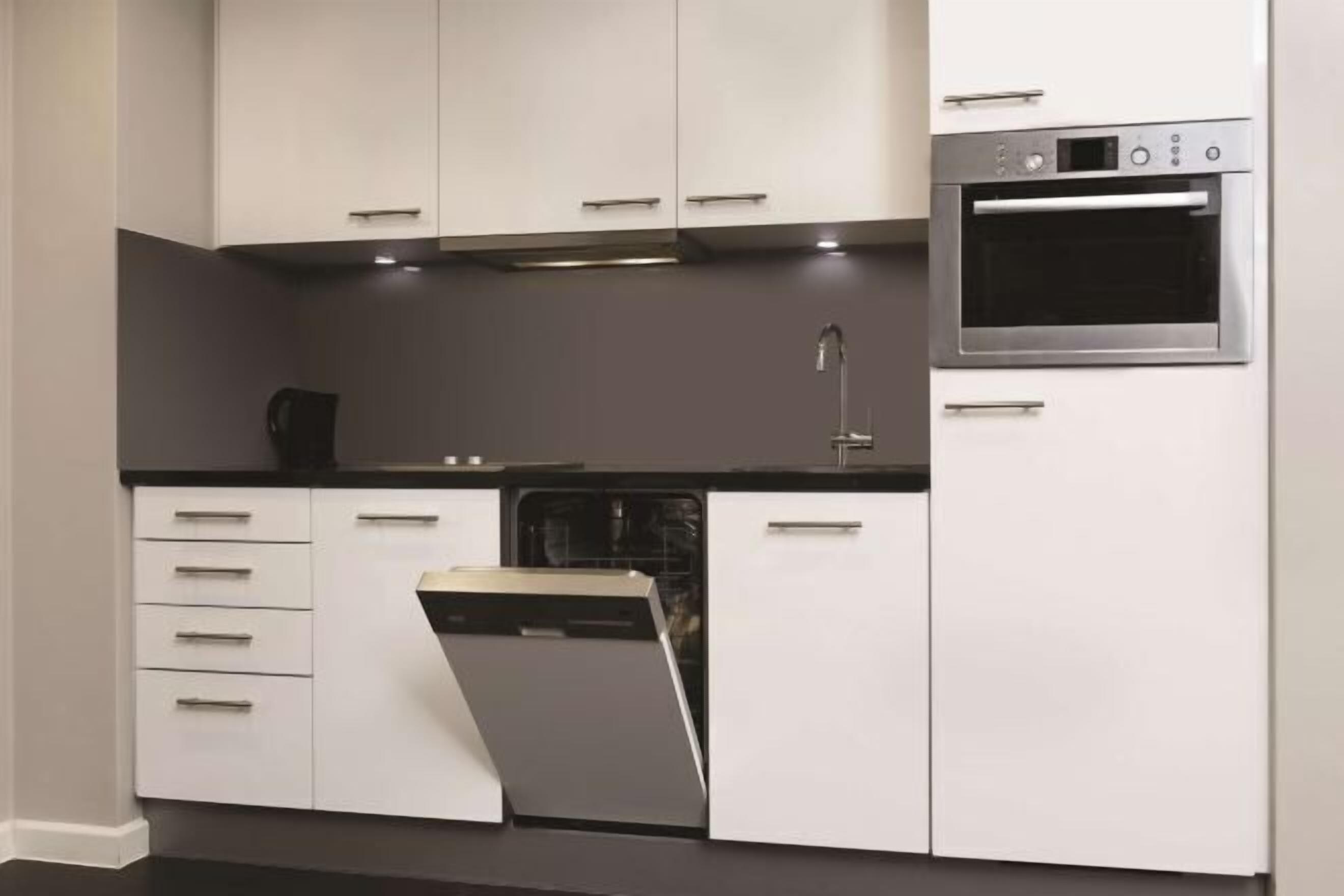 Een koelkast/vriezer, een magnetron, een kookplaat, een vaatwasser