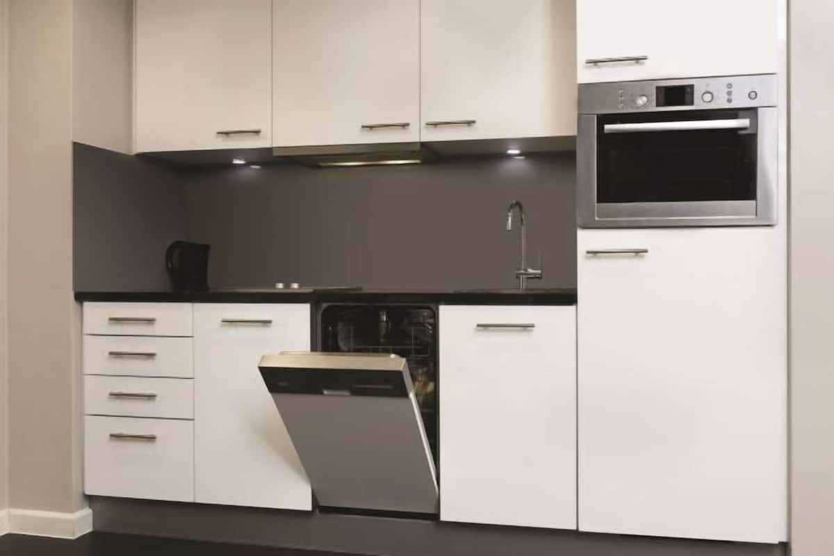 Täysikokoinen jääkaappi, mikroaaltouuni, liesi, astianpesukone