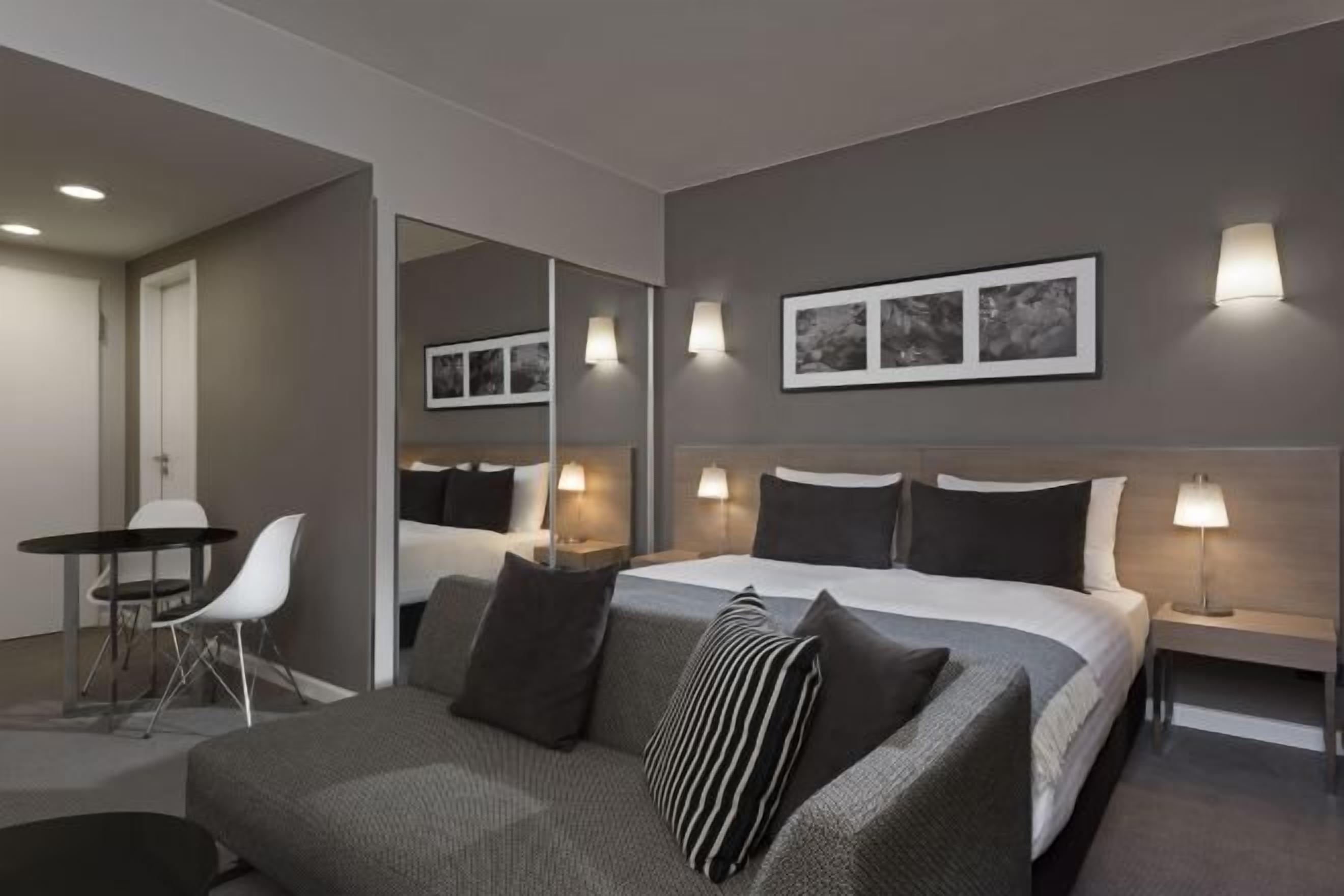 Luxe beddengoed, een kluis op de kamer, een bureau, een laptopwerkplek