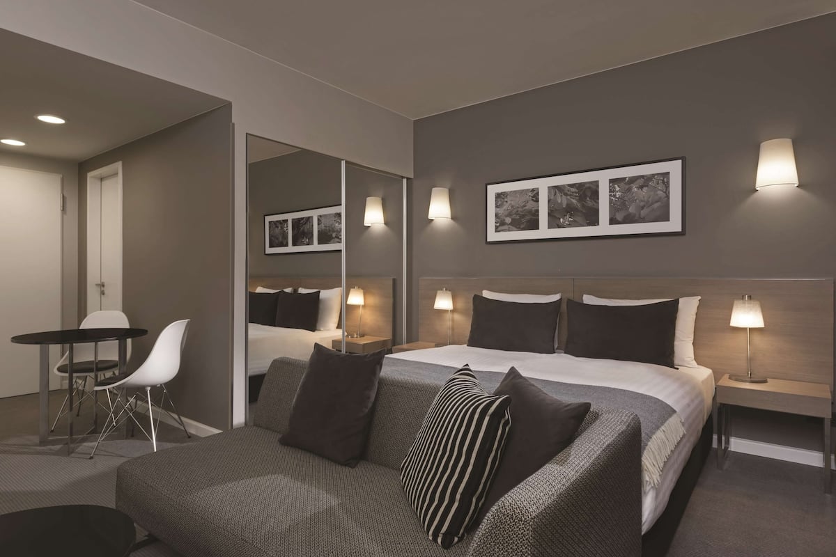 Peralatan tempat tidur premium, peti besi dalam bilik, meja 