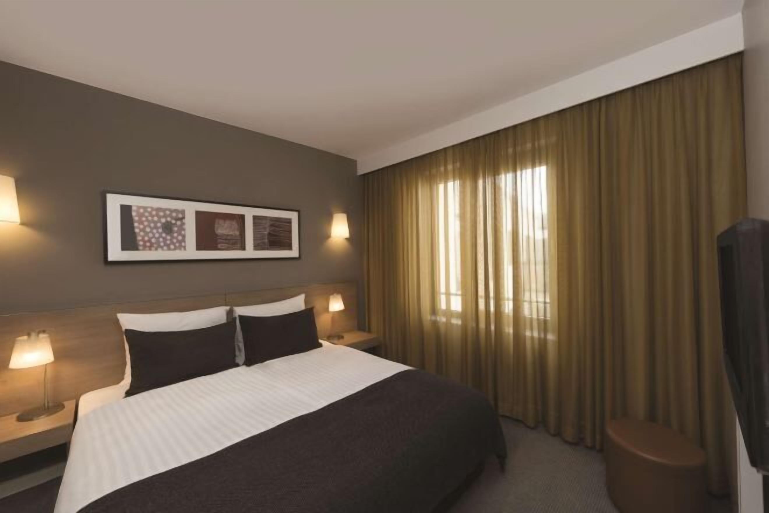 Luxe beddengoed, een kluis op de kamer, een bureau, een laptopwerkplek