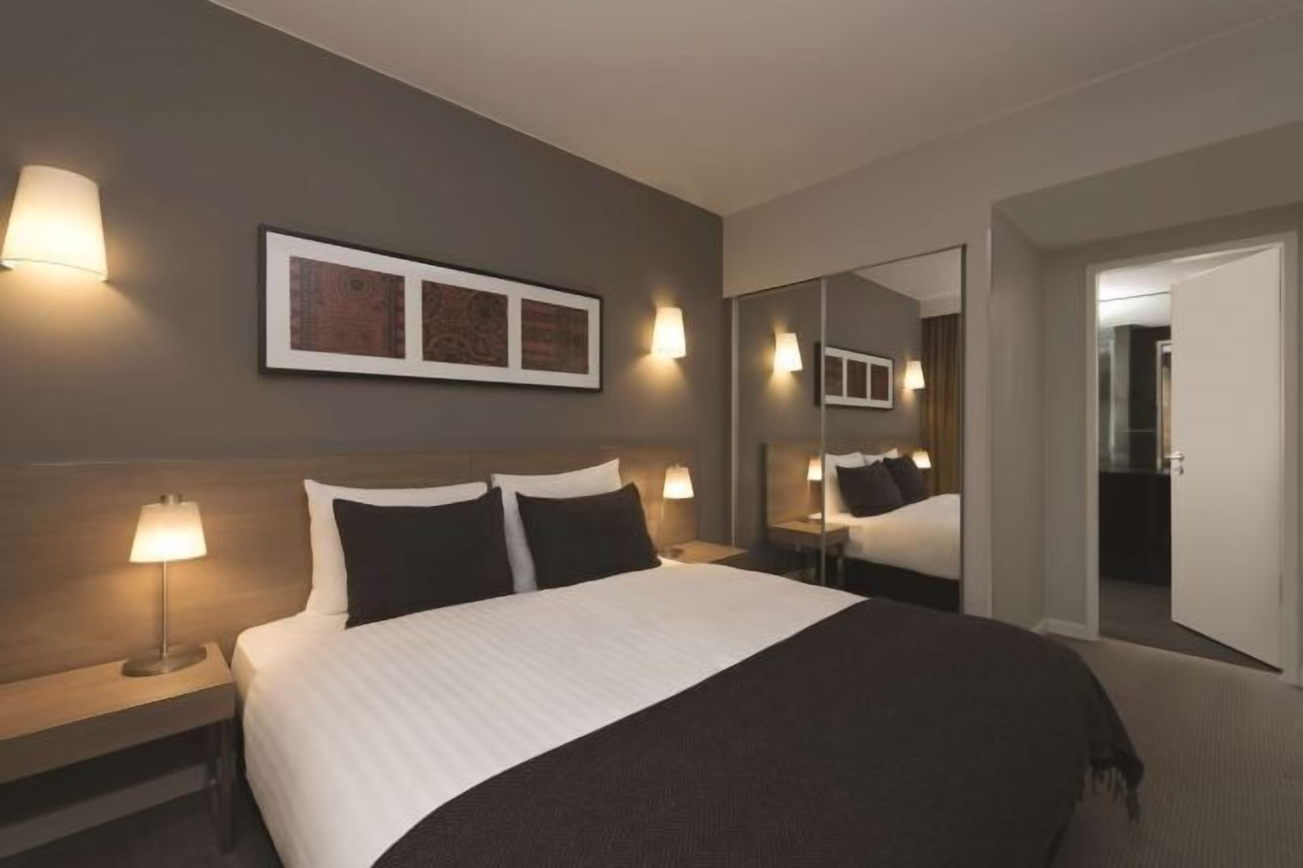 Luxe beddengoed, een kluis op de kamer, een bureau, een laptopwerkplek