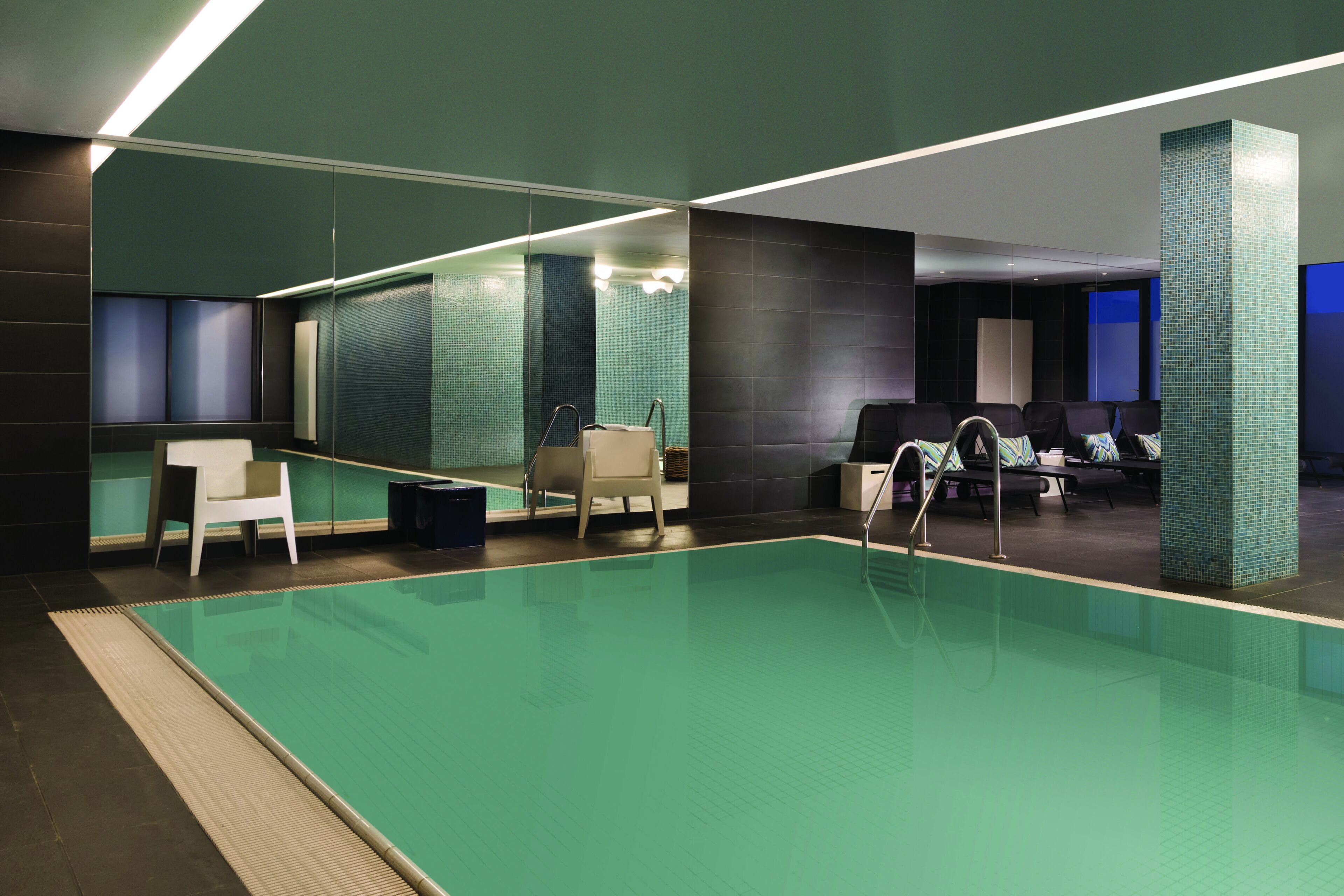 Indoor pool, sun loungers