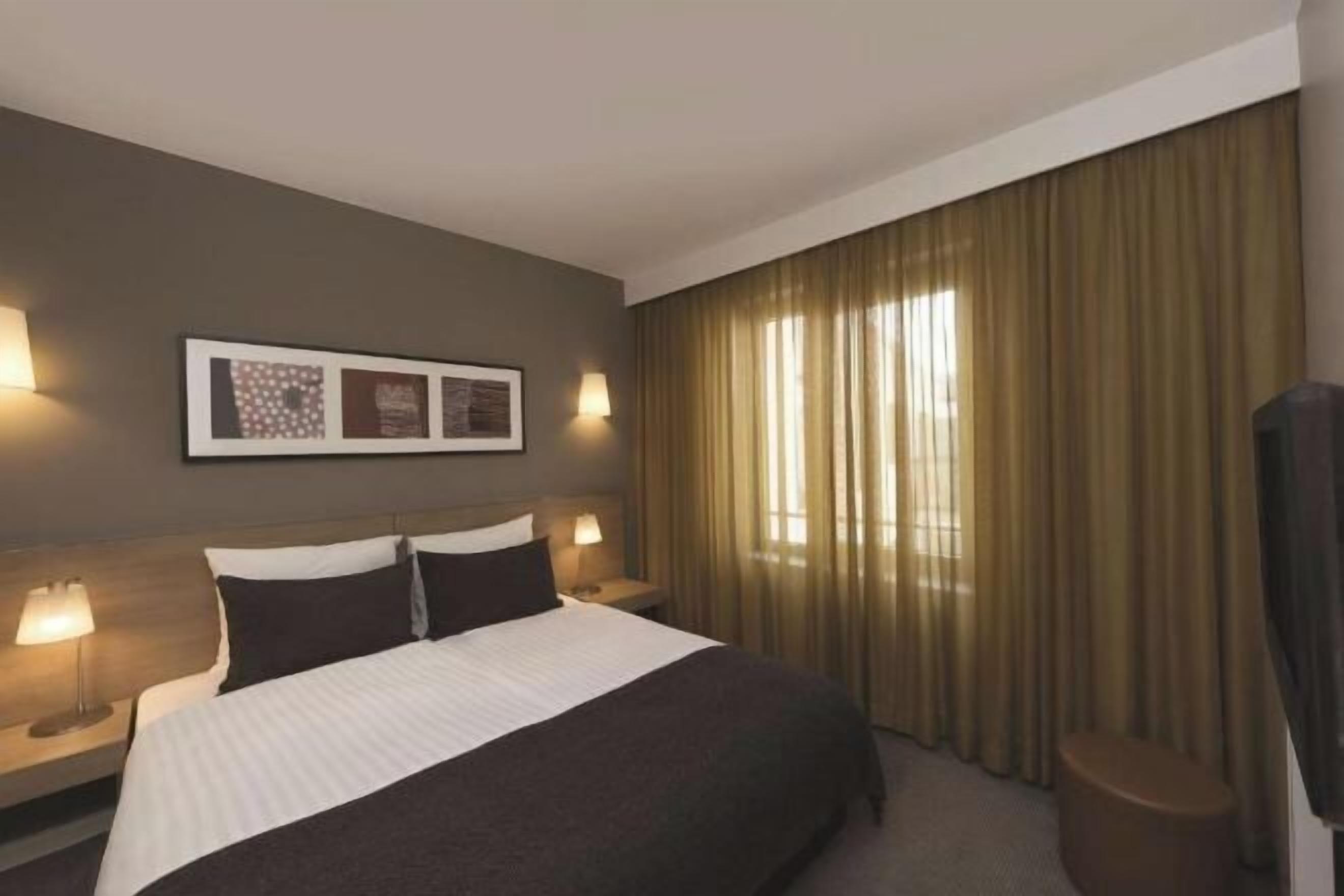 Luxe beddengoed, een kluis op de kamer, een bureau, een laptopwerkplek