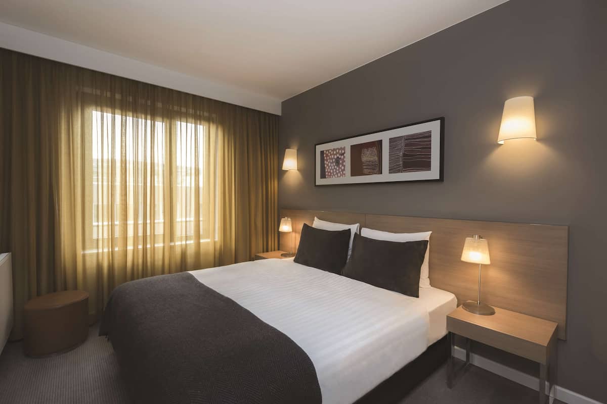Peralatan tempat tidur premium, peti besi dalam bilik, meja 