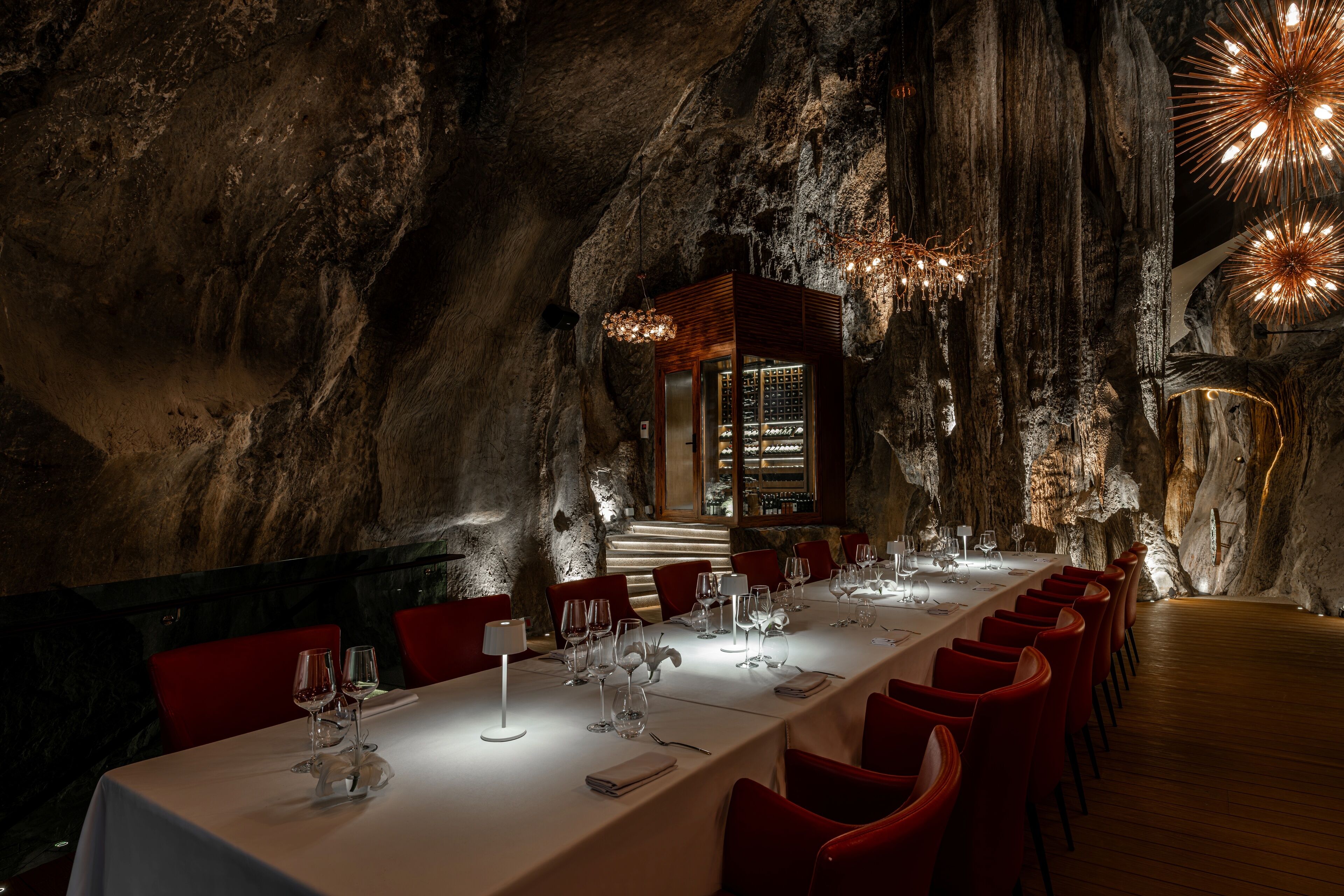 2 restaurants; breakfast, lunch, and dinner served