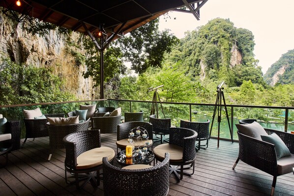 2 restaurants, breakfast served