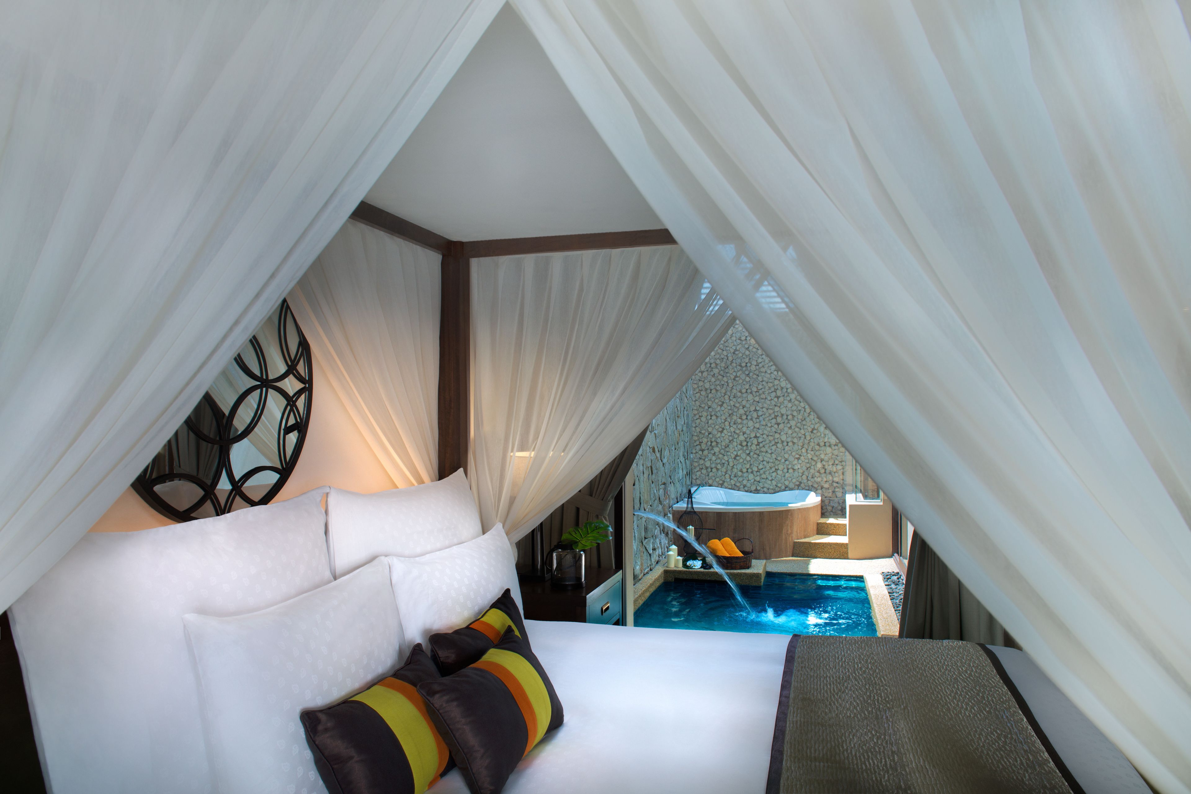 Premium bedding, down duvets, in-room safe, iron/ironing board