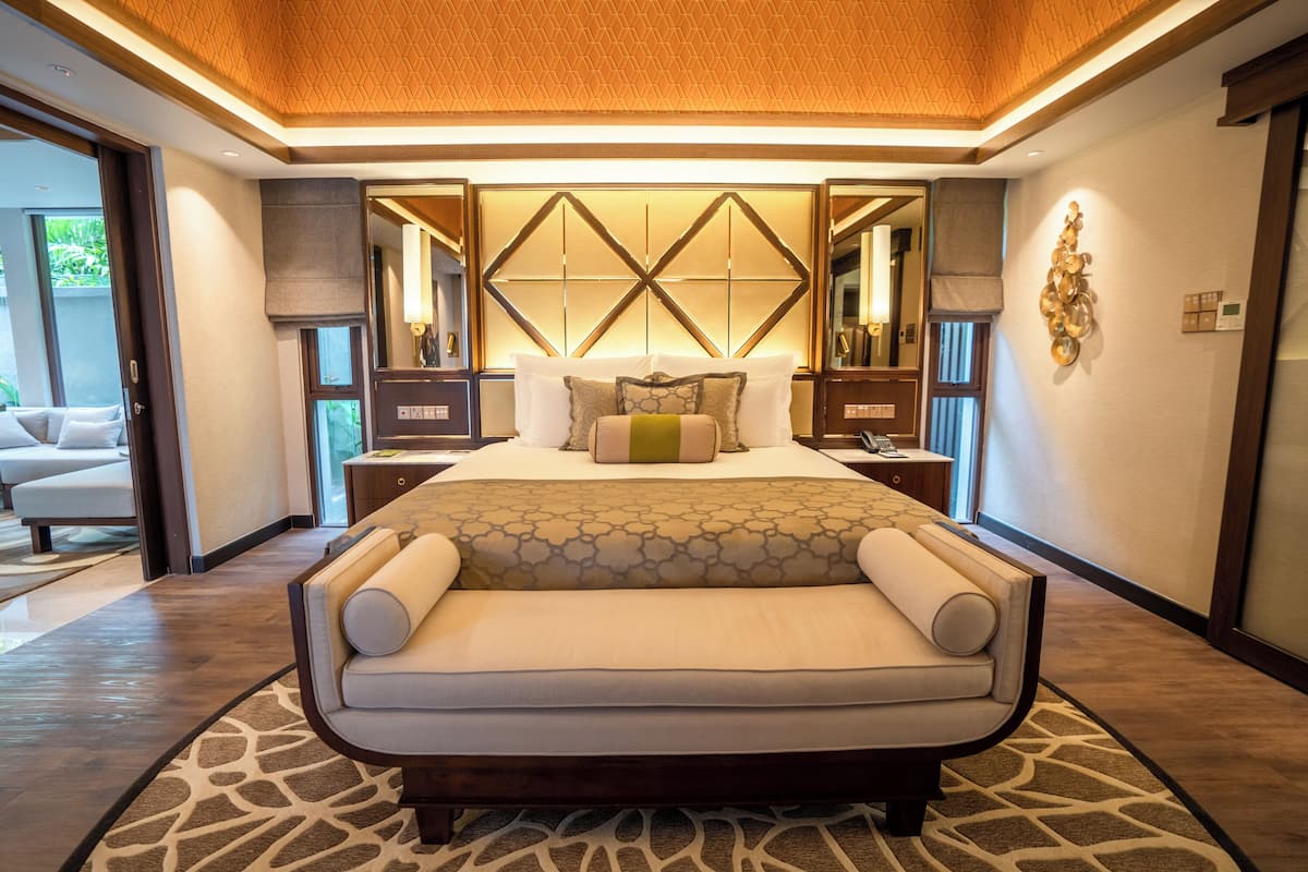 Luxe beddengoed, donsdekens, een kluis op de kamer
