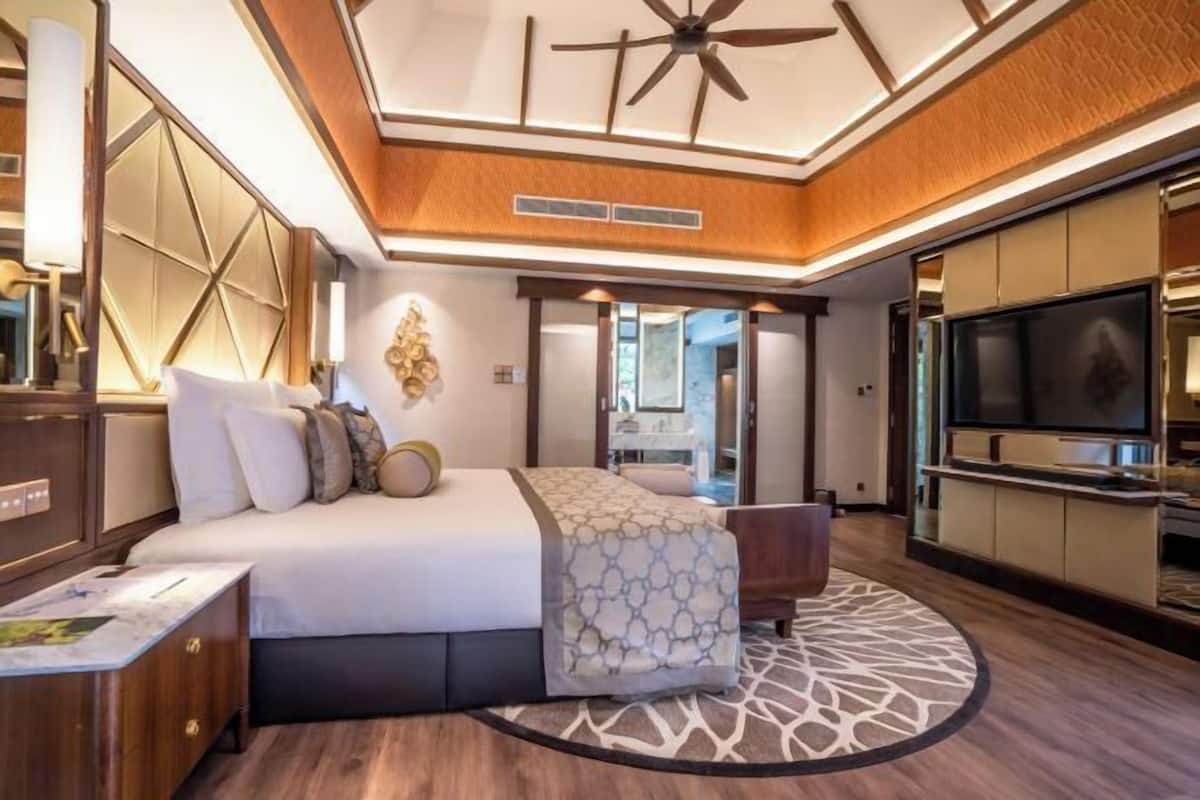 Premium bedding, down comforters, minibar, in-room safe