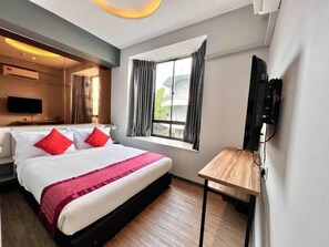 Desk, iron/ironing board, free WiFi, bed sheets - The Crown Borneo Hotel (Kota Kinabalu)