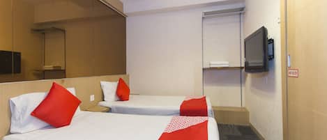 Standard Twin Room | Meja, seterika/papan seterika, Wi-fi percuma, cadar katil