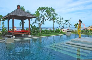 Una piscina al aire libre