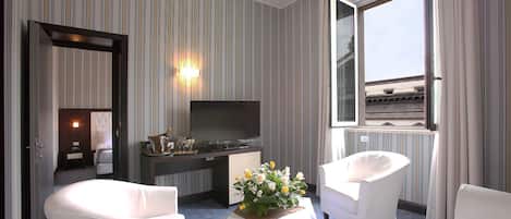 Suite | Ruang tamu | 32 inci televisyen skrin rata dengan digital, TV