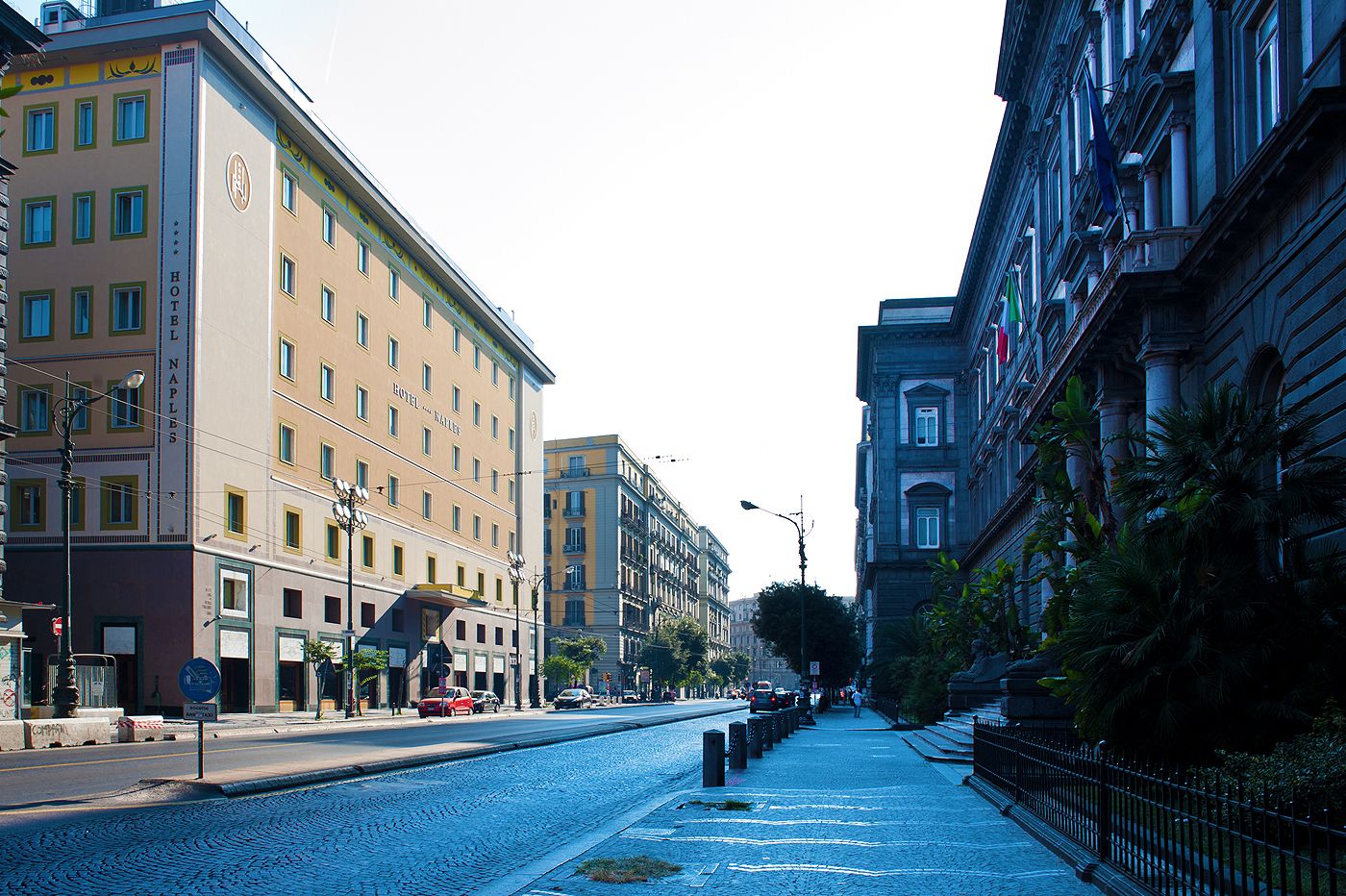 Un hotel con una facciata classica, diversi piani e un ingresso ben visibile.