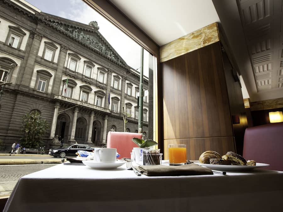 Frokostbuffé hver dag (EUR 10 per person)