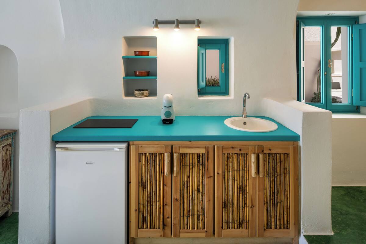 traditional quadruple room, sea view | private kitchen | fridge, stovetop, coffee/tea maker, cookware/dishes/utensils