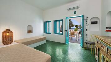 Tradisjonelt firemannsrom, sjøutsikt | Oppholdsområde | En 32-tommers Flatskjerm-TV med Parabol-TV samt TV og bøker