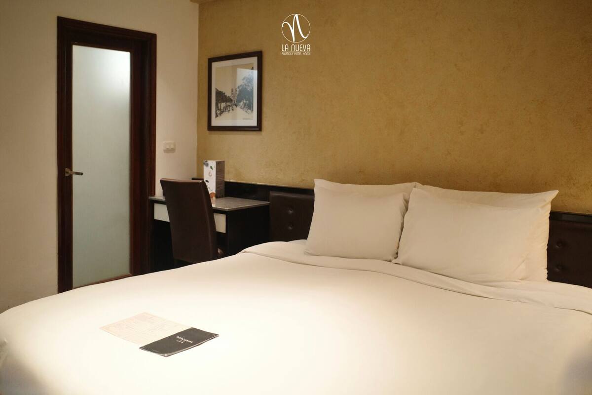 Surmatelas, minibar, coffres-forts dans les chambres, bureau