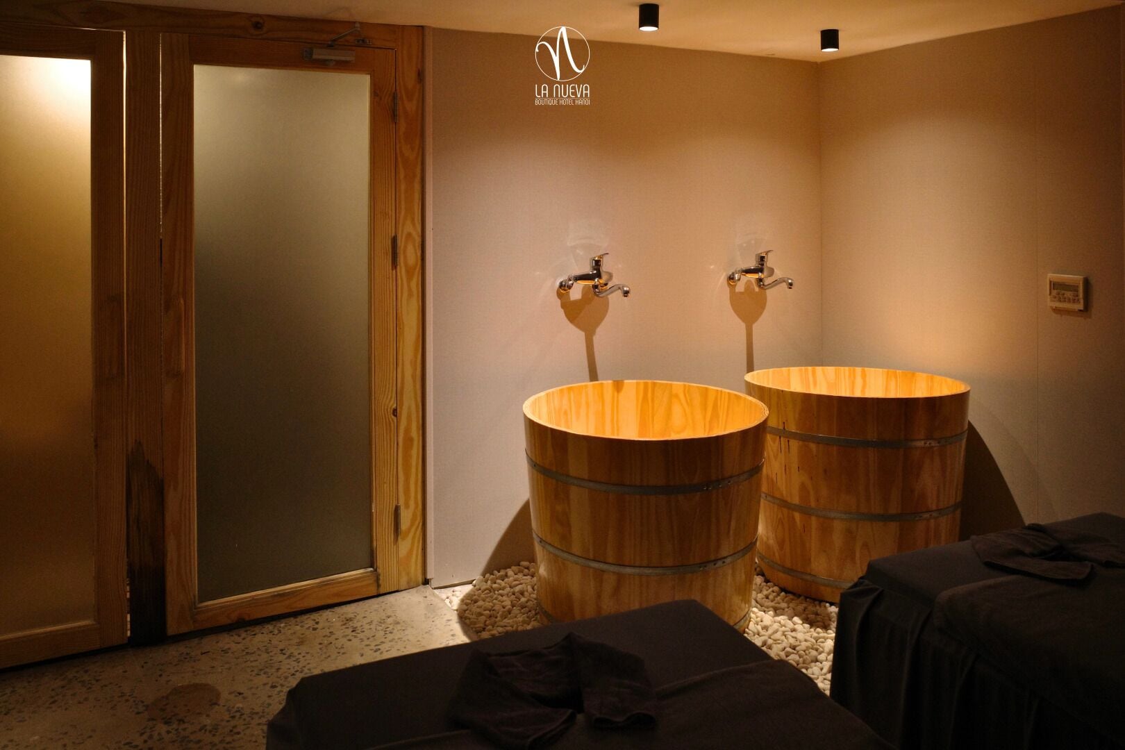 Couples treatment rooms, body treatments, hot stone massages