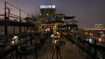 Bar (trong khuôn viên)