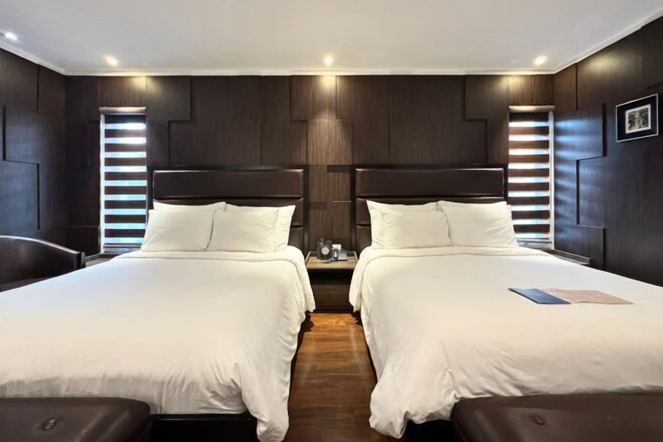 Nệm có lớp đệm bông, minibar, két bảo mật tại phòng 