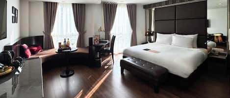 Junior Suite | Pillow-top beds, minibar, in-room safe, individually furnished