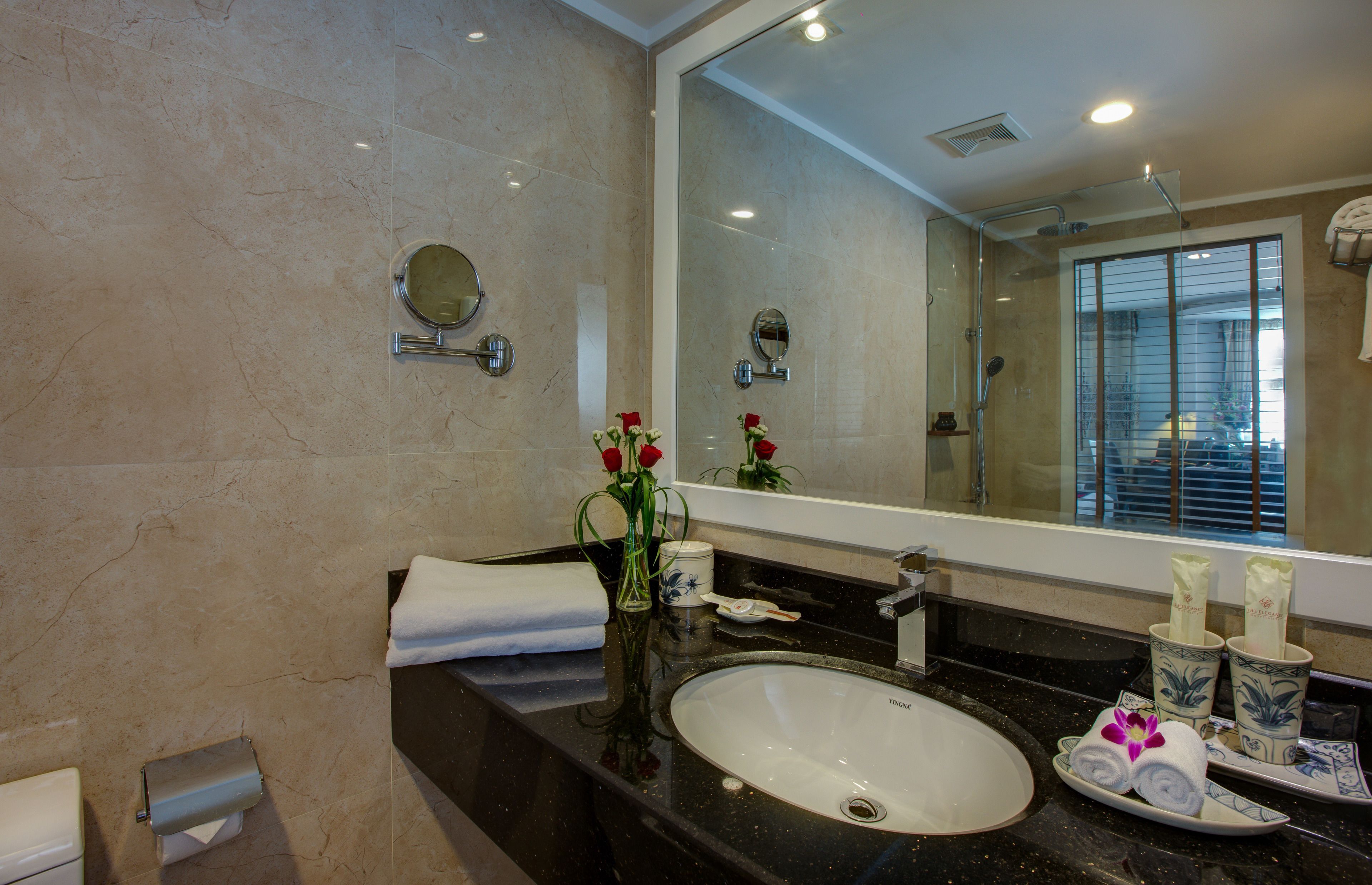 shower, rainfall showerhead, free toiletries, hair dryer