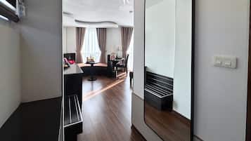 Colchones con pillow-top, minibar y caja de seguridad en la habitación