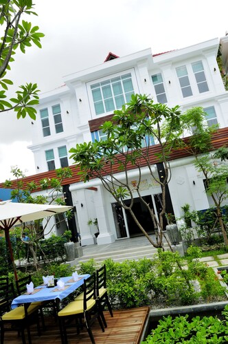 Frangipani Villa Hotel II