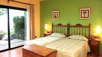 Individuell inredning, unika möbler, skrivbord och mörkläggningsgardiner