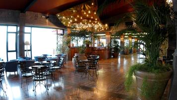 Frukost, lunch och middag serveras