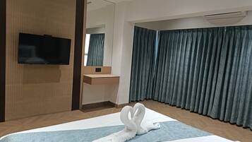 Luxury Suite | In-room safe, desk, blackout curtains, iron/ironing board