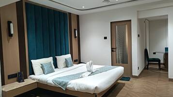 Suite | Caja de seguridad en la habitación, escritorio y cortinas blackout